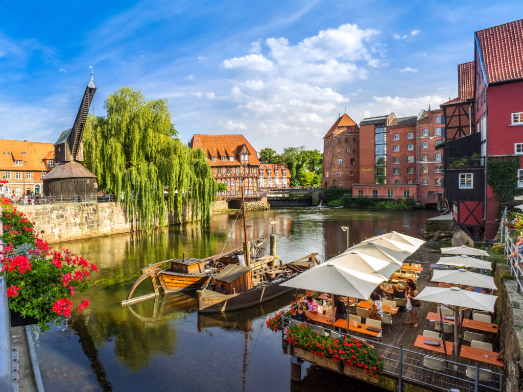 Ansicht auf das Lüneburger Wasserviertel mit Stintmarkt und altem Kran im Landkreis Lüneburg