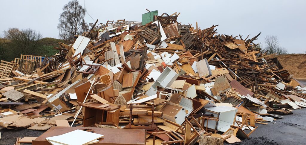 Entsorgter Holz-Abfall nach Entrümpelungen