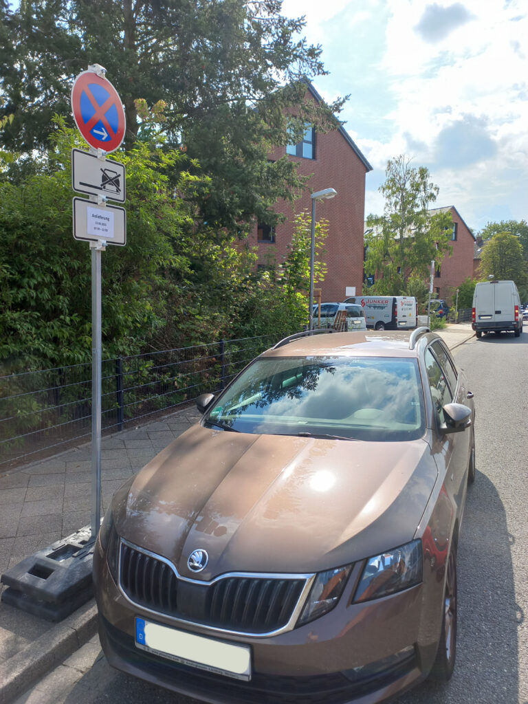 Auto steht in einer eingerichteten Halteverbotszone