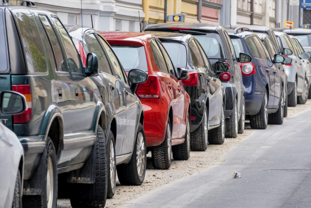 Parkende Autos am Straßenrand