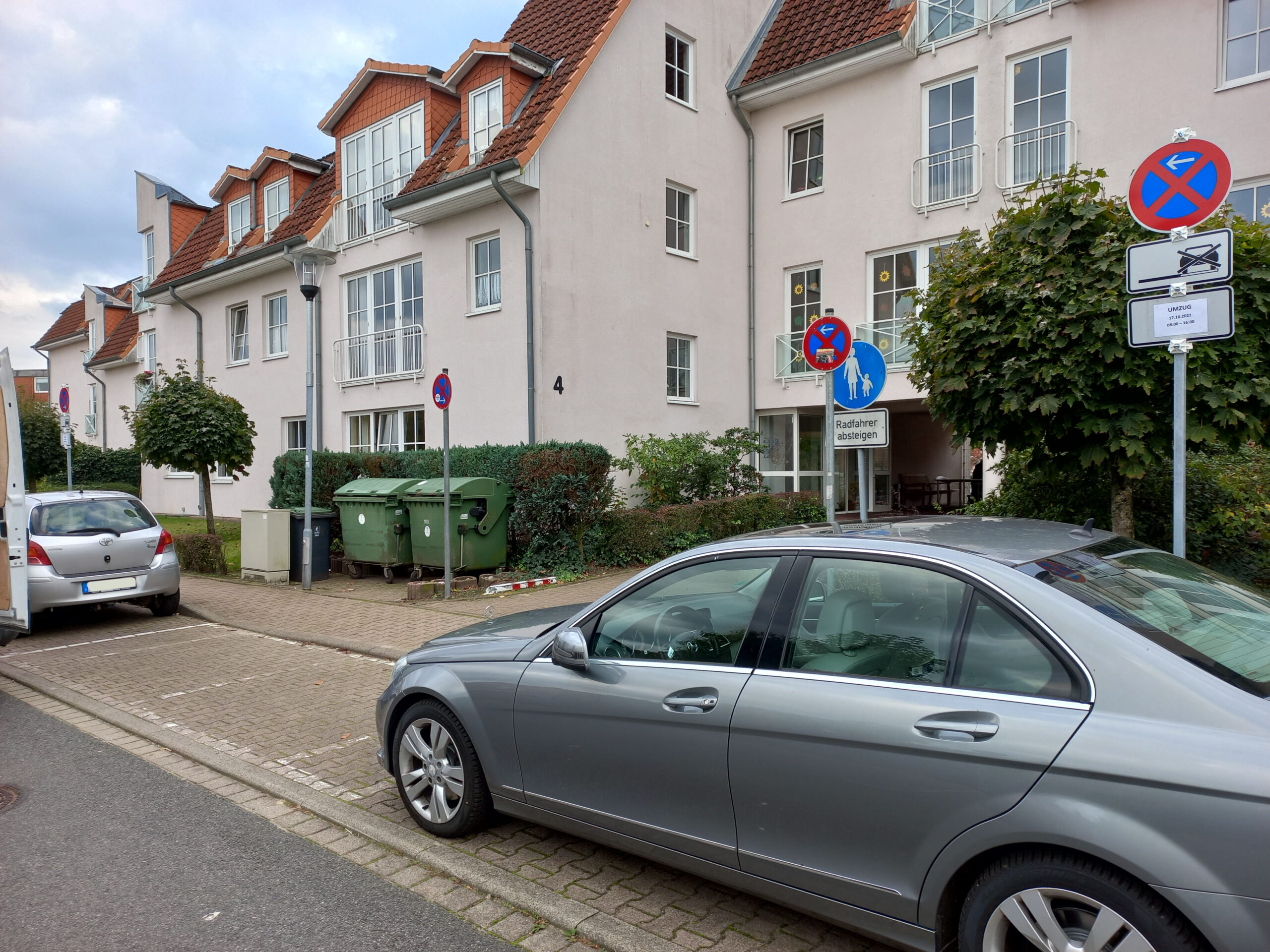 Eine eingerichtete Halteverbotszone für einen Umzug in einem Wohngebiet