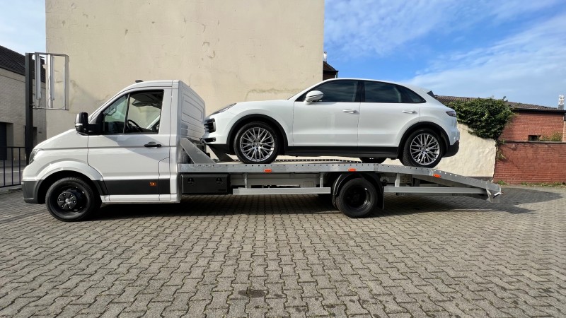 Autotransporter beladen mit einem Auto