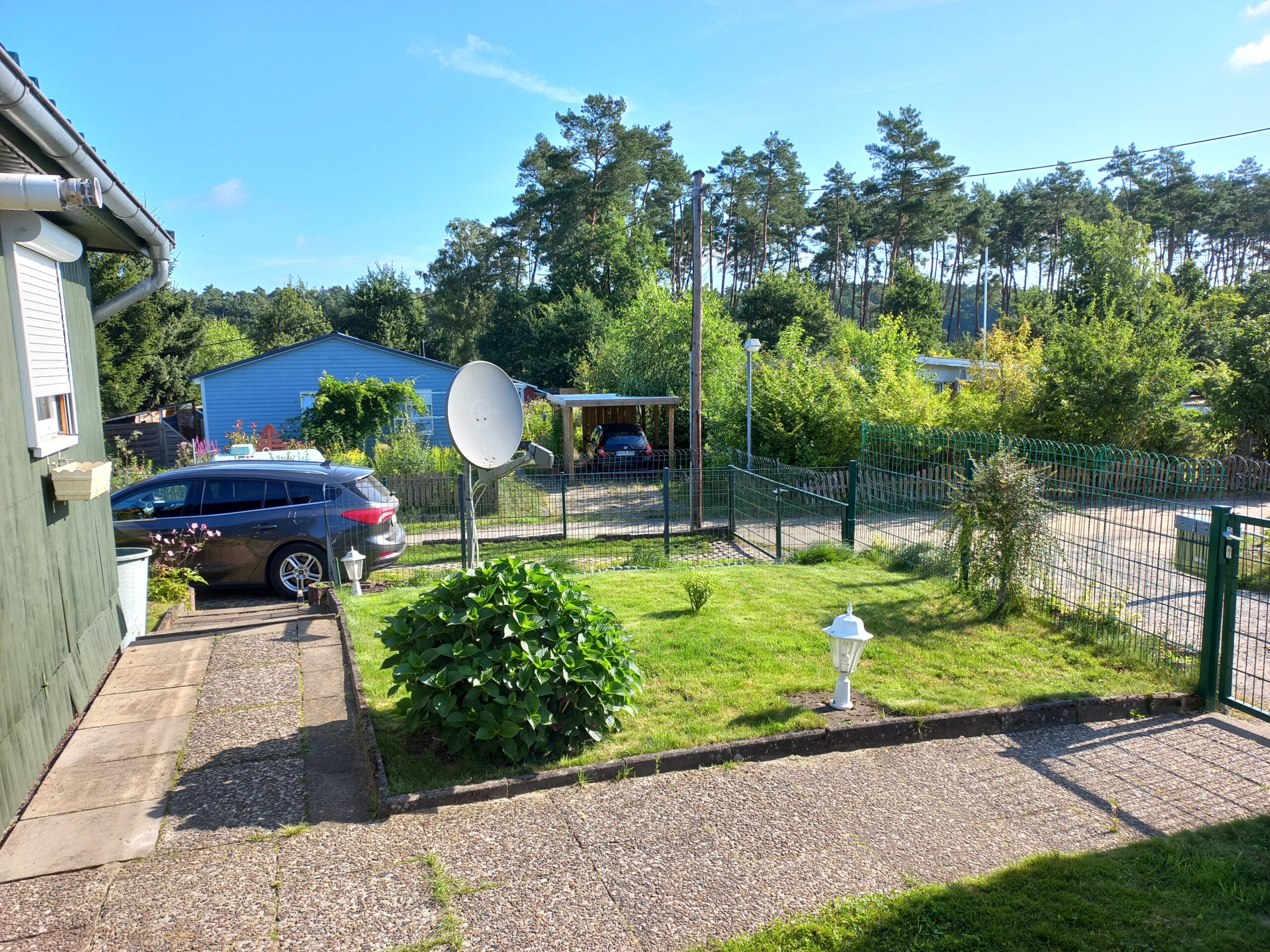 Kleiner gepflegter Vorgarten im Sommer