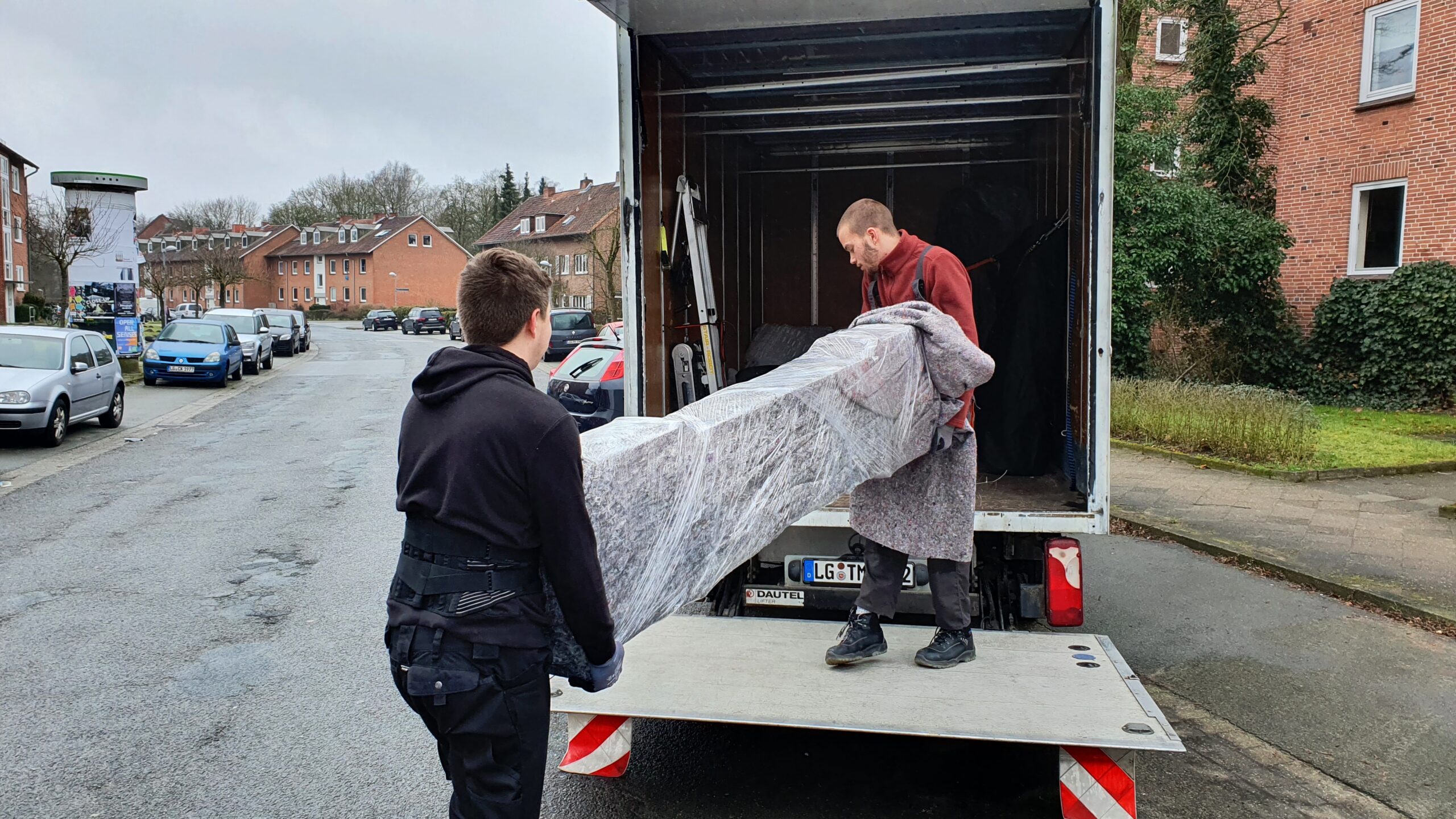 Mitarbeiter von Martens Services beim Ausladen eines LKW