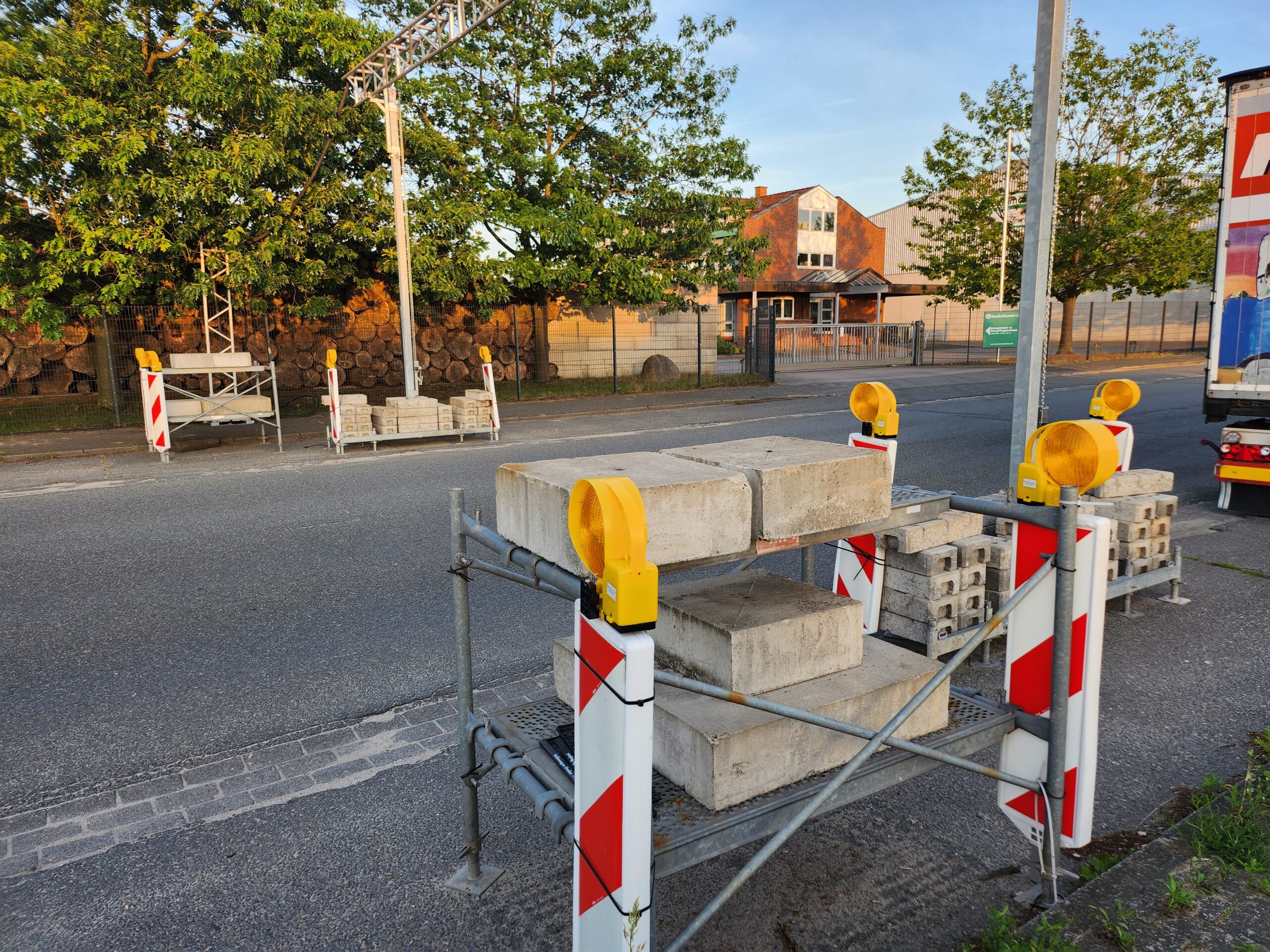 Verkehrssicherung einer Kabelbrücke durch Baken und Warnleuchten