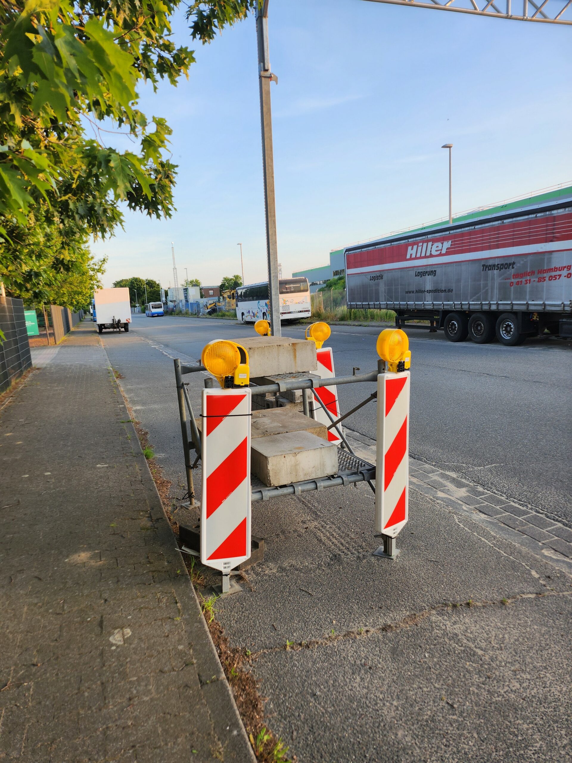 Absicherung einer Kabelbrücke mit Baken und Warnleuchten Absicherung einer Kabelbrücke mit Baken und Warnleuchten
