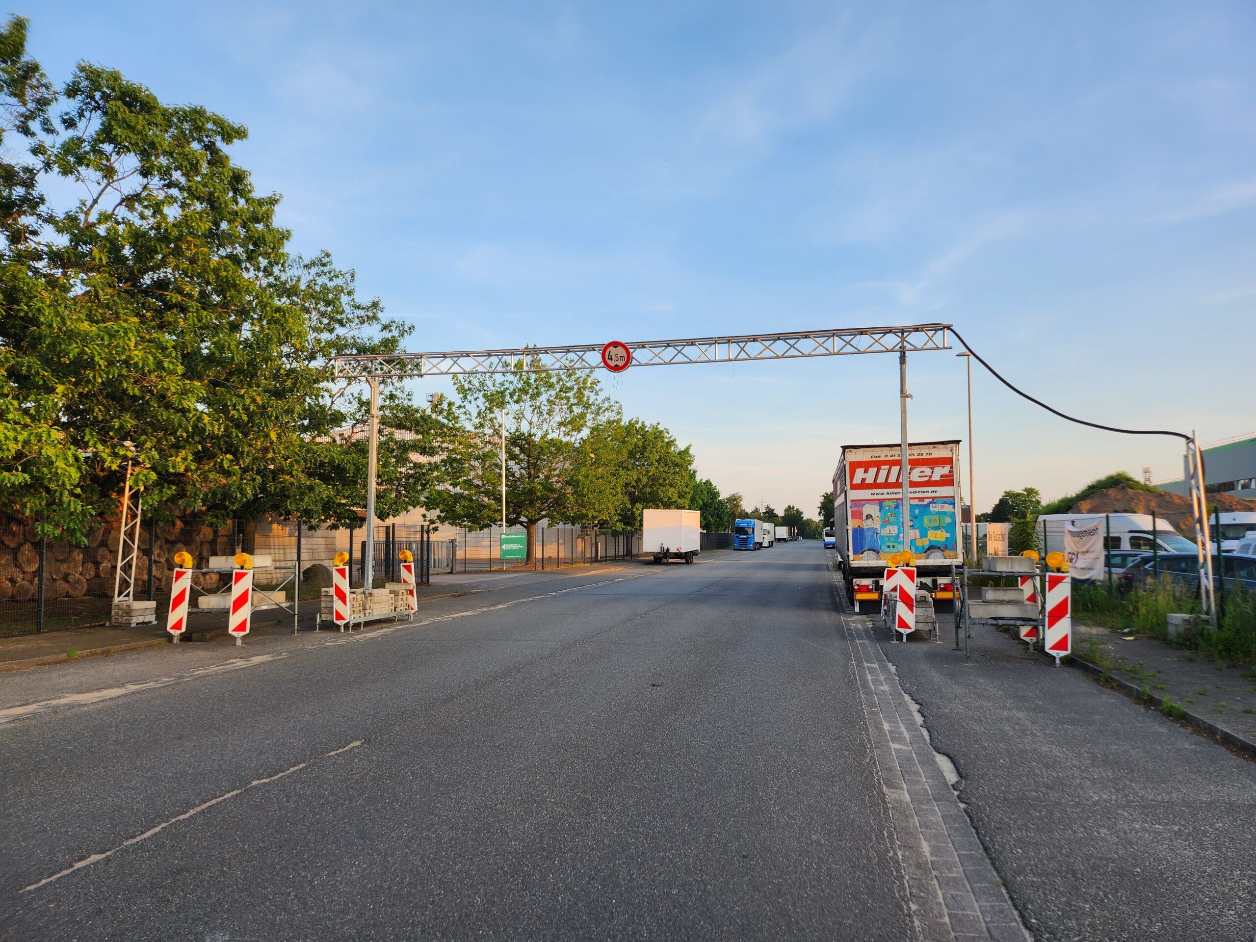 Eine über die Fahrbahn verlaufende Kabelbrücke mit Warnbaken gesichert