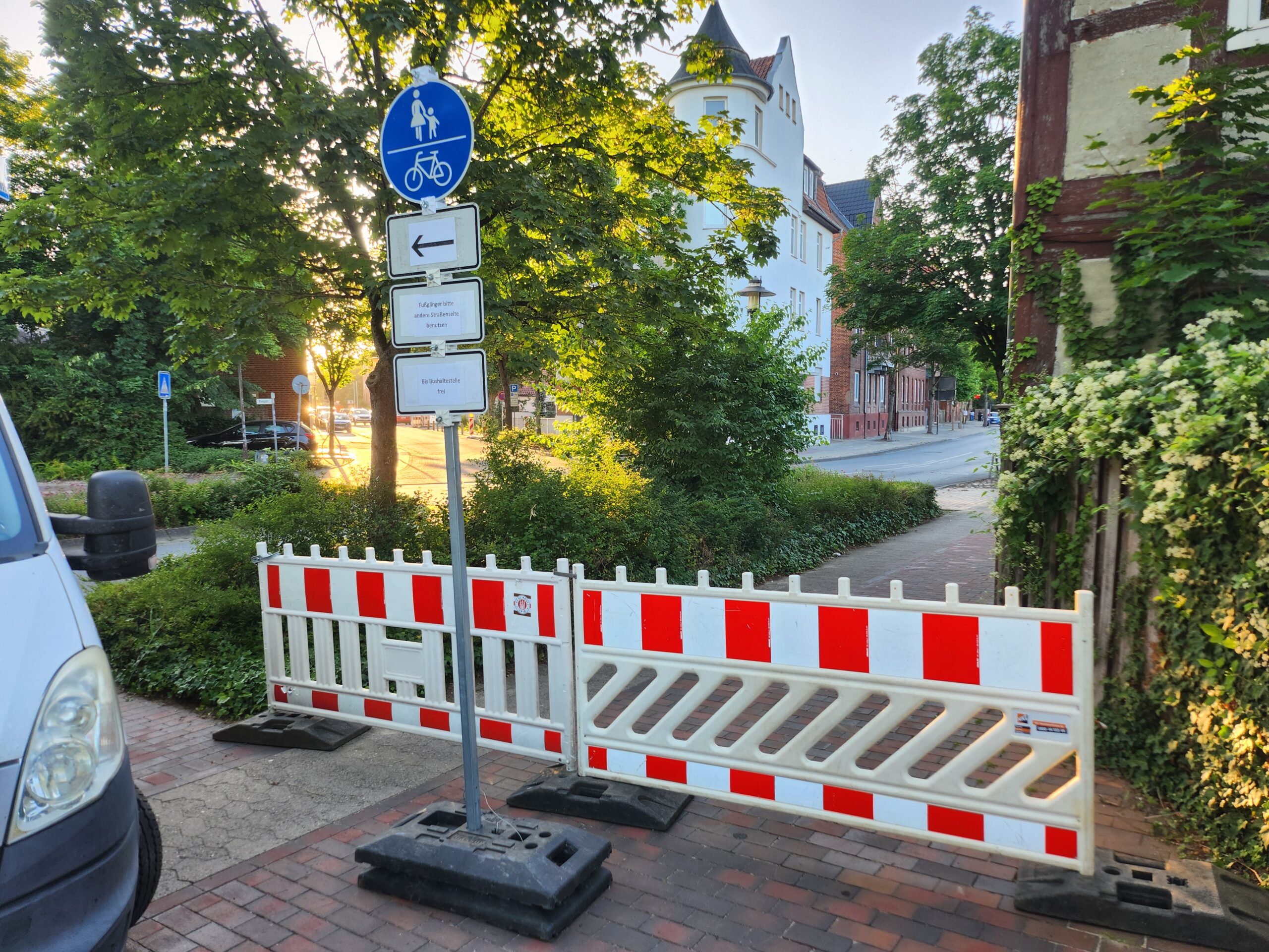 Abgesperrter Bürgersteig mit Umleitung um eine Baustelle für Fußgänger