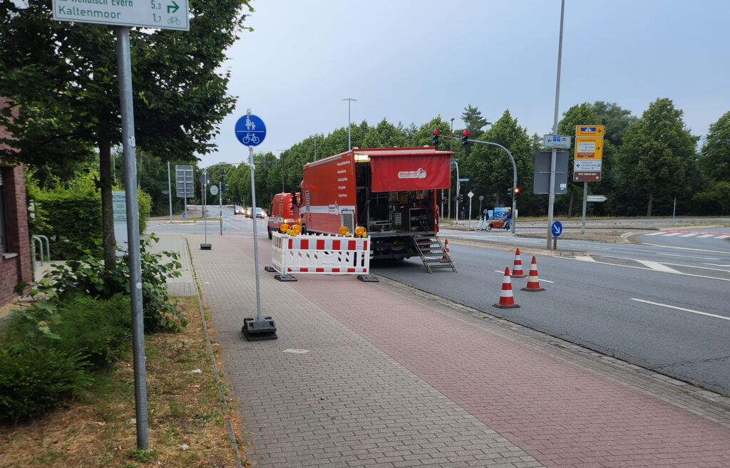Absperrung eines Kanalschachts zur Absicherung der Arbeitsstelle Absperrung eines Kanalschachts zur Absicherung der Arbeitsstelle